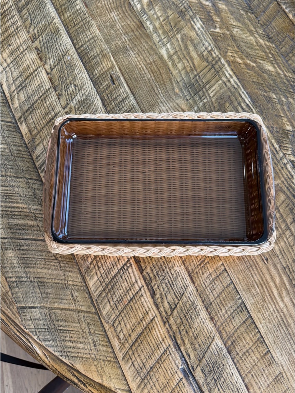 Vintage Pyrex 232 amber glass baking dish with Rattan Serving Tray - Picture 2 of 4